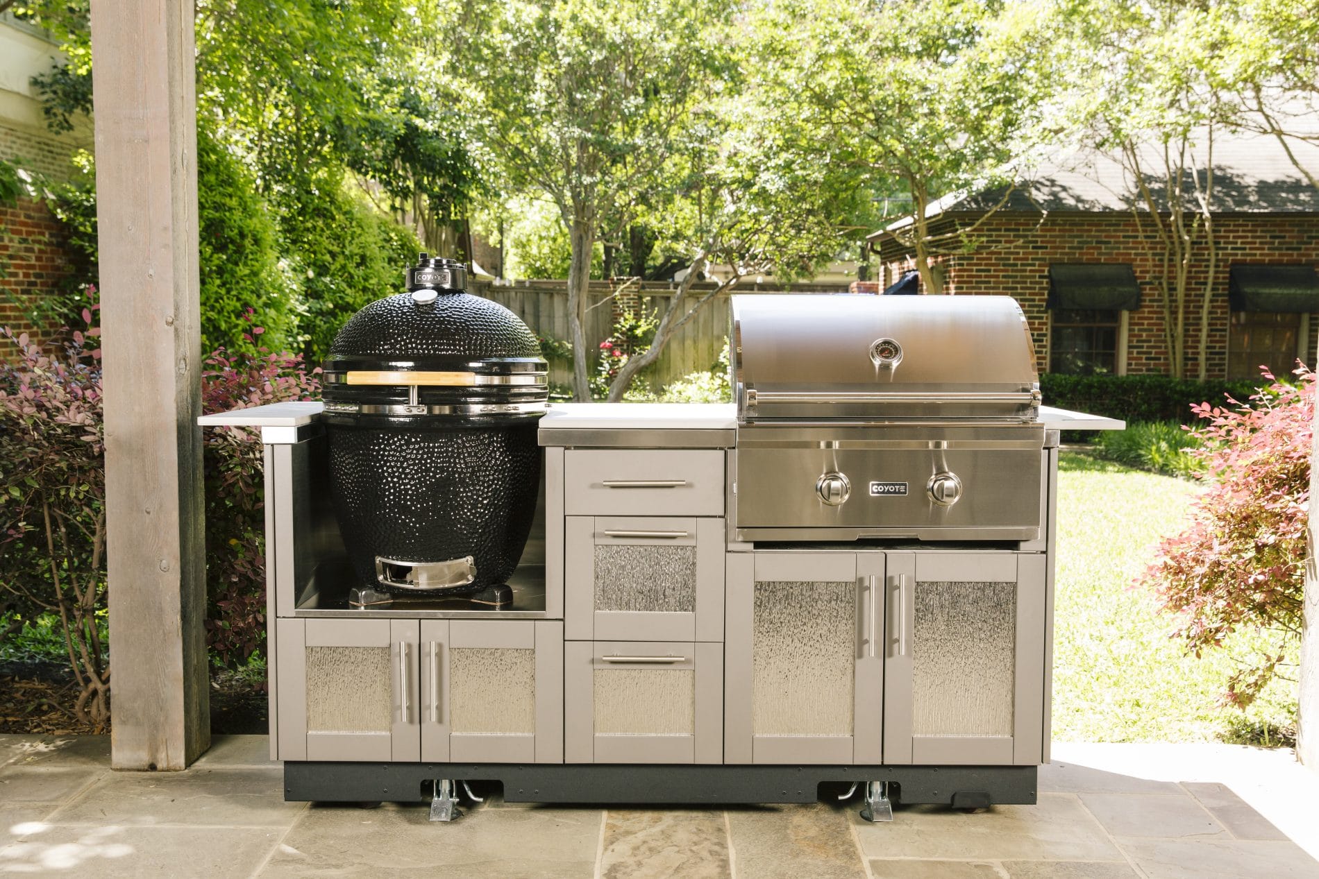 Coyote Island Bar with Built-In Grill and Asado Smoker