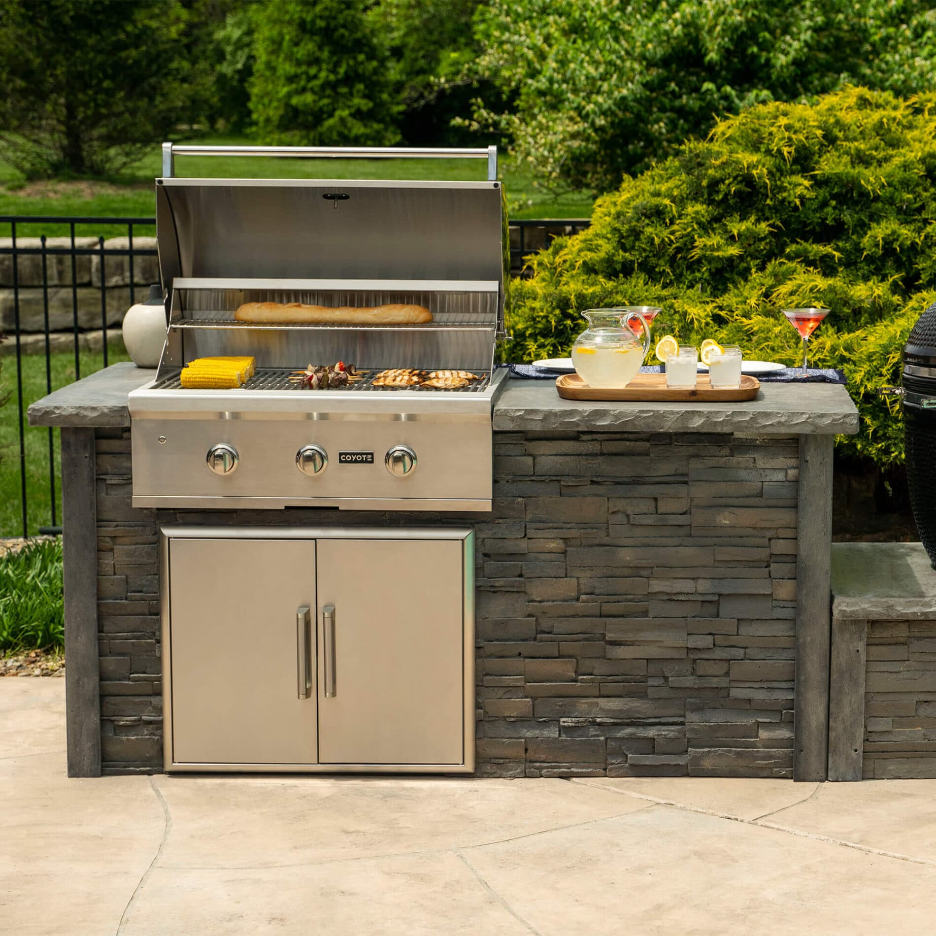 6 Outdoor Kitchens with Built-in Barbeques