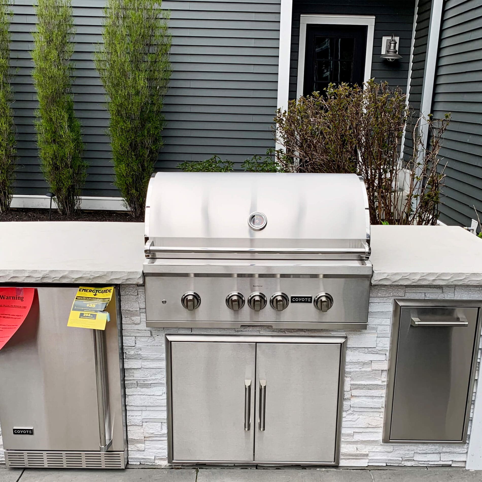 Spektakulær Watt Byblomst 8' Grill Island with Luxury Grill Upgrade - Stacked Stone | Modern White -  Coyote Outdoor Living